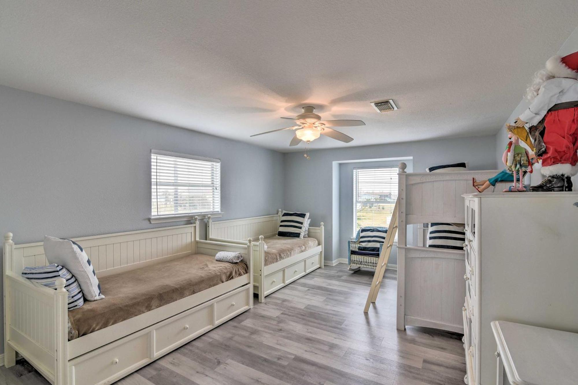 Oceanfront Galveston Home - Walk To Beach! Bagian luar foto