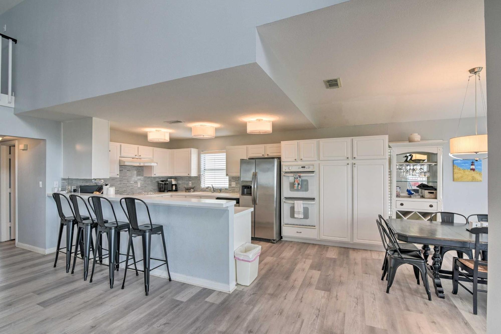 Oceanfront Galveston Home - Walk To Beach! Bagian luar foto