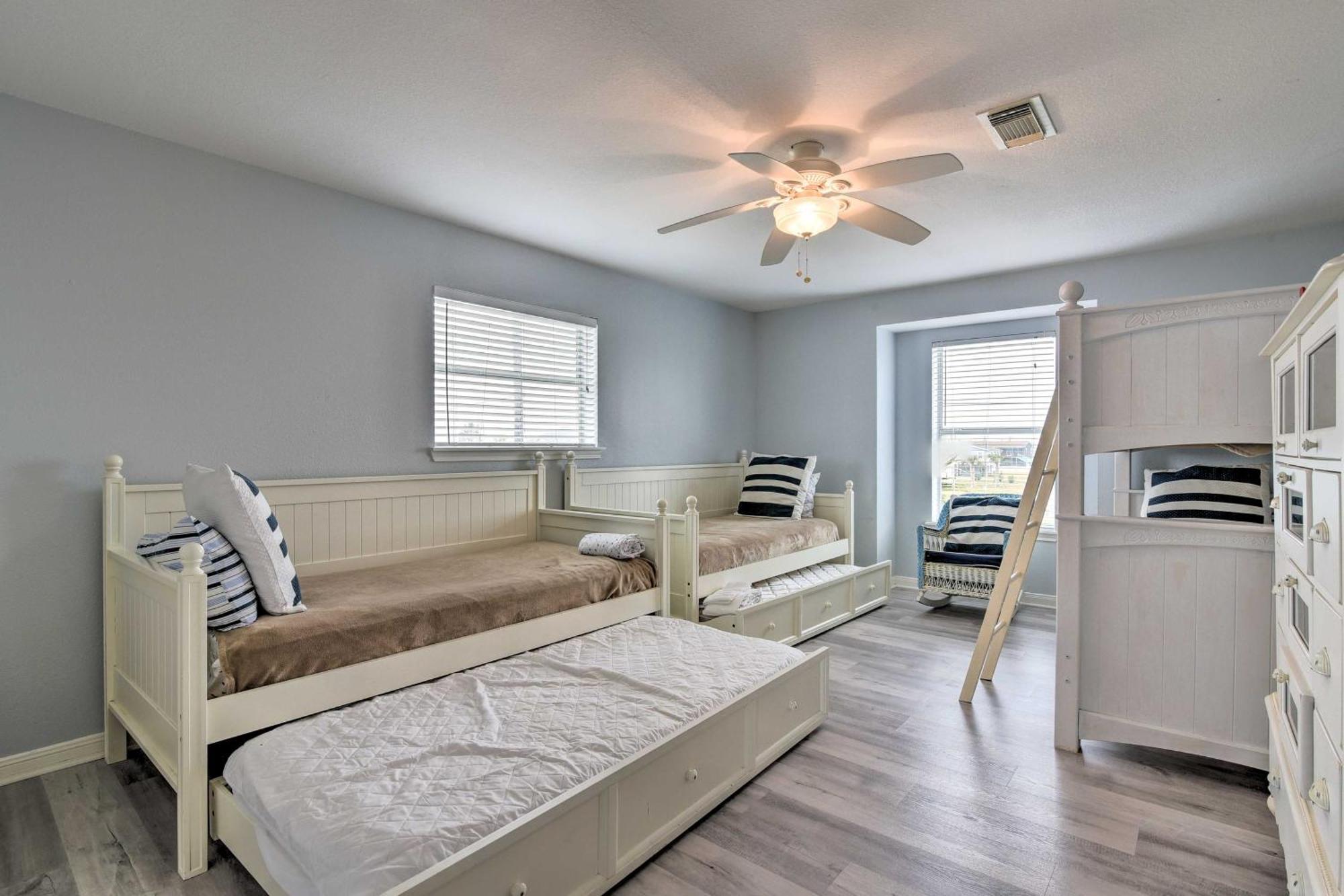 Oceanfront Galveston Home - Walk To Beach! Bagian luar foto