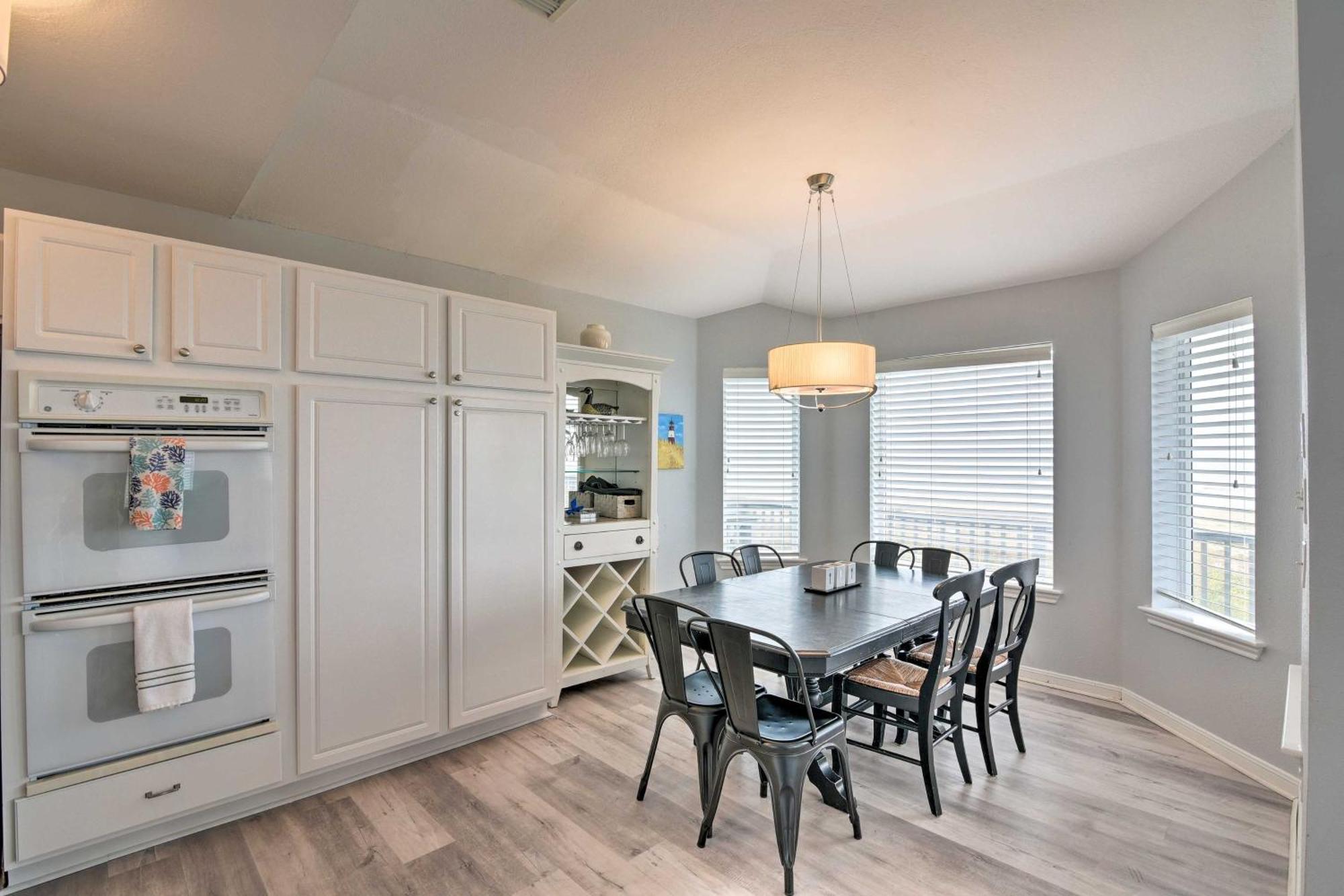Oceanfront Galveston Home - Walk To Beach! Bagian luar foto